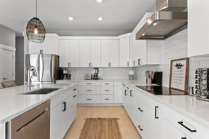 Sleek & Modern Kitchen + Elegant Dining Space | Perfect for Gatherings