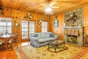 Living Room | Queen Sleeper Sofa | Free WiFi | Central Heating & A/C