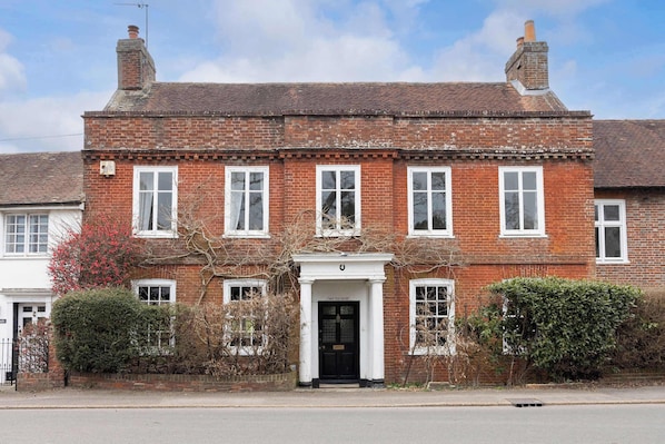 Welcome to our Elegant Newley Refurbished 5-Bed Home