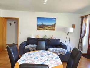 Ferienwohnung I mit separatem Schlafzimmer, Nord-Ost-Balkon, 65 qm-Wohnraum mit Südbalkon