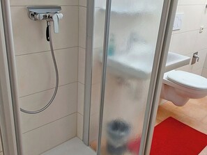 Ferienwohnung I mit separatem Schlafzimmer, Nord-Ost-Balkon, 65 qm-Badezimmer mit Dusche/WC