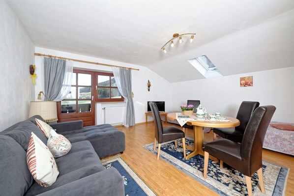 Ferienwohnung I mit separatem Schlafzimmer, Nord-Ost-Balkon, 65 qm-Wohnraum mit Balkon