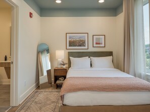 Queen bed.