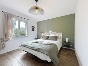Chambre lumineuse et sereine. Le lit double offre un confort exceptionnel, idéal pour vous reposer après une journée d'exploration. Ambiance chaleureuse et décoration moderne pour un séjour paisible.