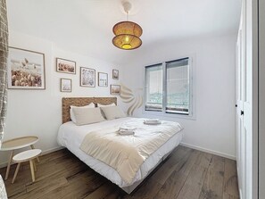 Un espace optimisé et lumineux, équipé de commodités modernes, parfait pour une pause fraîcheur. Imaginez-vous dans ce cadre apaisant après une longue journée.