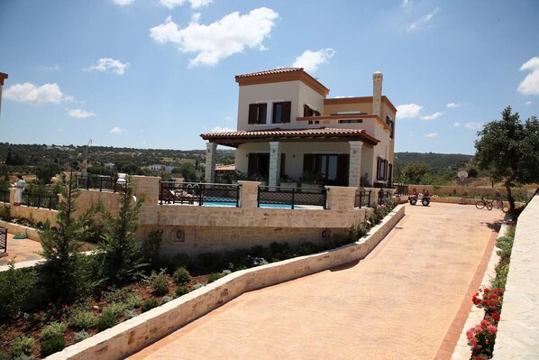 Entrance / Reception