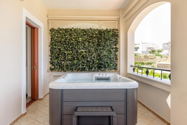 Villa With Jacuzzi, Views In Rethymno - Grécia