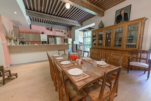 Grande Villa à louer avec jardin et salle à manger à Veyrier-du-Lac
