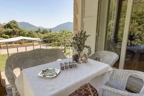 Enjoy the balcony with local products and its garden's view