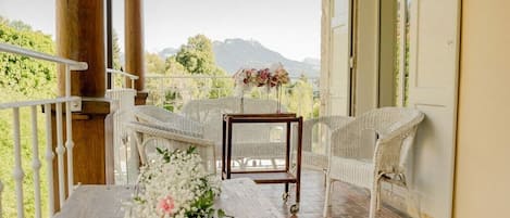 Profitez des petits déjeuners sur le balcon à l'arrière de la maison offrant une belle vue sur les montagnes environnantes.