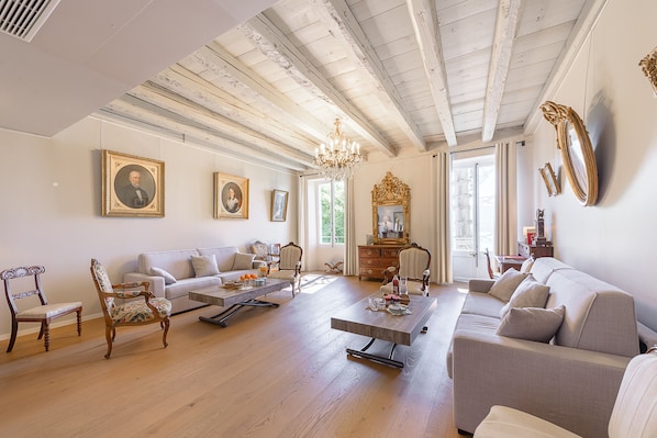 Rental with fully equipped luxury lounge and annecy view