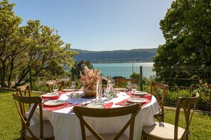 Villa with large garden, nomad tent and view of Lake Annecy
