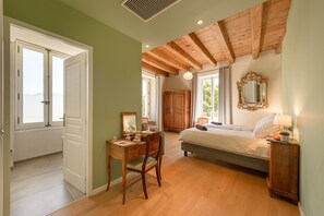 1st floor: Roc de Chère bedroom: 2 single beds that can be joined together (90x200), double sofa bed (160x200), bathroom with double sink and bathtub overlooking the lake, separate toilet