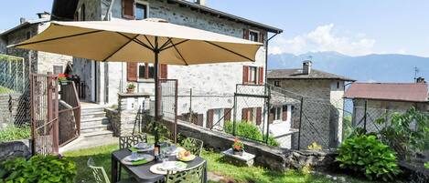 Domicile, Chalet, Chaise, Plante D'Appartement, Pot De Fleur, Balcon, Mobilier De Jardin, Villa, Linge, Village De Montagne