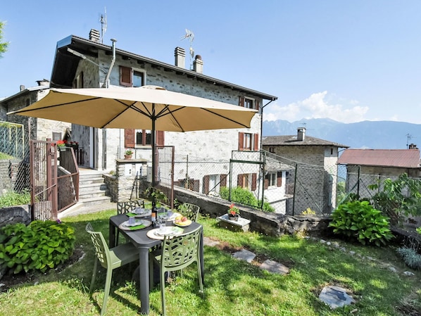 Zuhause, Hütte, Stuhl, Zimmerpflanze, Blumentopf, Balkon, Gartenmöbel, Villa, Linens, Bergdorf
