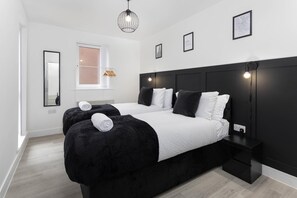 Bedroom 1:

Features:
2 x Single Beds

Beds can be configured to be 1 x King Size instead. Please let us know prior to your stay which configuration you require.
