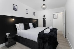 Bedroom 1:

Features:
2 x Single Beds

Beds can be configured to be 1 x King Size instead. Please let us know prior to your stay which configuration you require.
