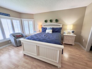 Queen in Main Bedroom