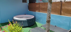 Outdoor spa tub