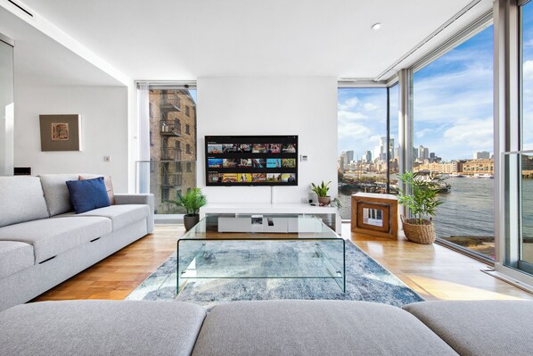 Stunning unobstructed views of London, incl. gherkin and tower bridge.