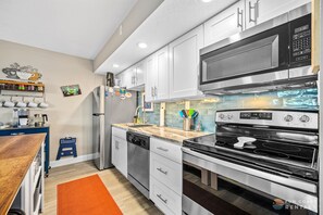 Fully Equipped Stainless Steel Kitchen with Granite!