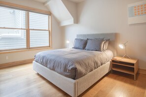 Master bedroom w/ queen bed