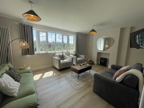 Living Room (2)