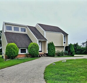 45 Gloucester Road Split Level home with circular drive way and side driveway.