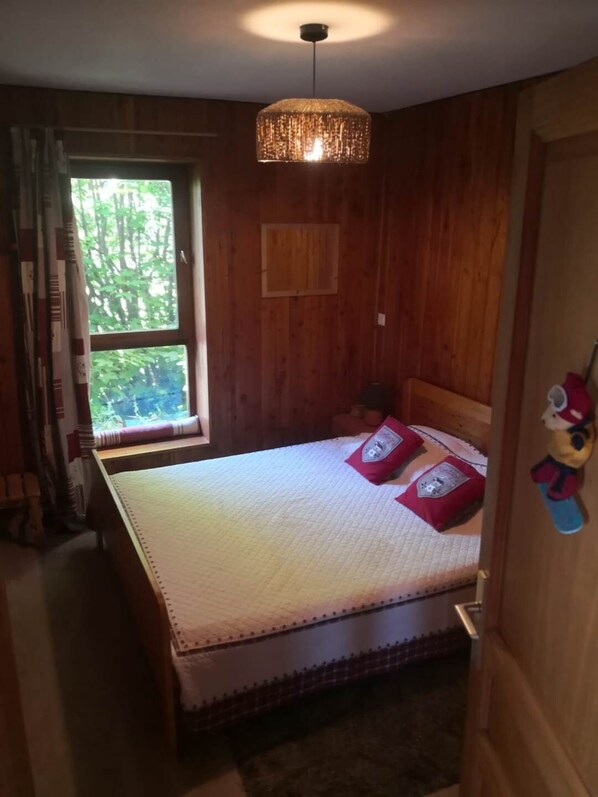 chambre rouge lit double 160 (2)