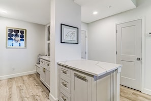 Spacious Kitchen Counter