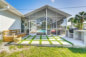 Private Patio | Charcoal Grill