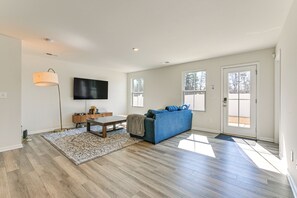 Living Room | 1st Floor | Smart TV | Free WiFi | Central A/C & Heating