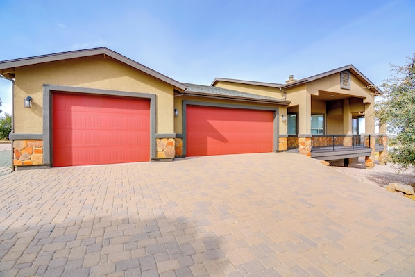 Prescott Valley Vacation Rental | 4BR | 2.5BA | 2 Steps Required | 2,438 Sq Ft