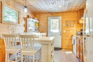 Kitchen | Dishware & Flatware | Keurig Coffee Maker