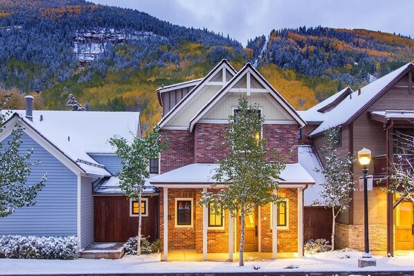 Evening exterior of South Oak Retreat
