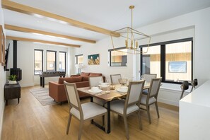 Gorgeous Open Floorplan For Entertaining Family & Friends