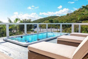 17' shallow lounge pool