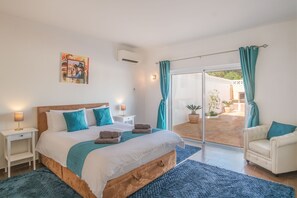 Air%2Dconditioned double bedroom with outdoor access