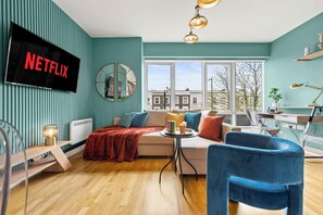 Living room with office area (1)
