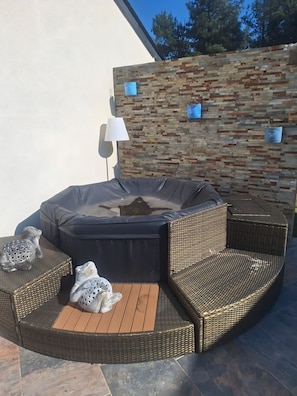 Outdoor spa tub