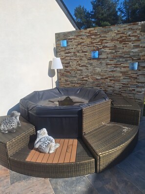 Outdoor spa tub