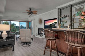Second Level Large Living Area w Bar, 50" TV