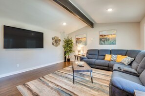 Living Room | Free WiFi | Smart TV | Central A/C