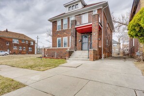 Property Exterior | Free Street Parking