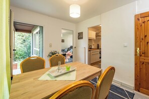 Essbereich mit Tisch mit Blick ins Wohnzimmer und die Küche