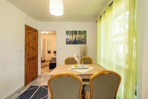 Seperates Esszimmer neben der Küche