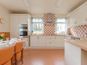 Cuisine, Design Intérieur, Sol, Comptoir, Cabinetry, Bois, Plafond, Sol, Appareil De Cuisine, Meubles