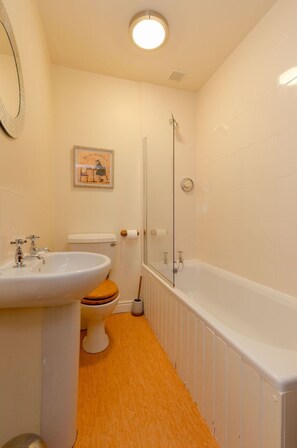 Salle De Bains, Luminaire Plomberie, Sol, Mur, Sol, Baignoire, Design Intérieur, Toilette, Siège De Toilette, Lavabo