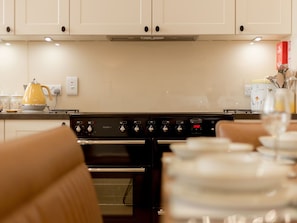 Küche, Küchengerät, Major Appliance, Countertop, Interior Design, Cabinetry, Flooring, Beleuchtung, Möbel, Haushaltsgerät