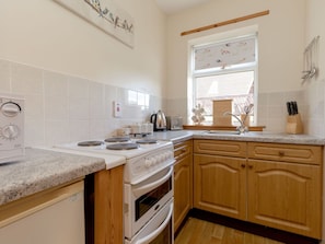Küche, Küchengerät, Countertop, Cabinetry, Major Appliance, Flooring, Möbel, Interior Design, Holz, Herd